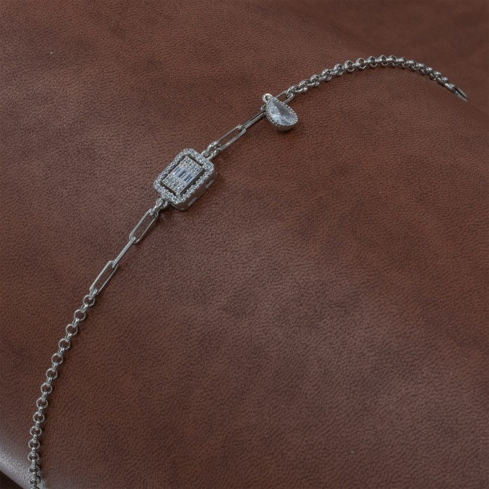 Luxurious Women's Bracelet in Smooth Silver with Zircon Stone and Water Drop