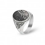 A Luxurious Sterling Silver Ring Studded with Zircon, Decorated with Engravings in the form of Floral Motifs and Rising Sun