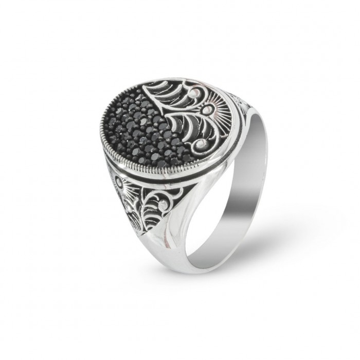 A Luxurious Sterling Silver Ring Studded with Zircon, Decorated with Engravings in the form of Floral Motifs and Rising Sun