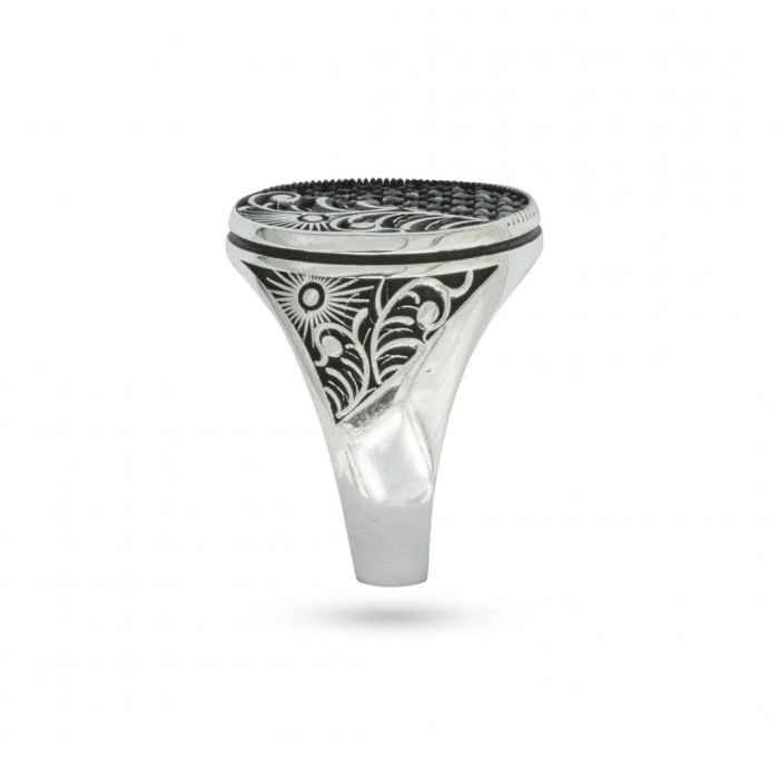 A Luxurious Sterling Silver Ring Studded with Zircon, Decorated with Engravings in the form of Floral Motifs and Rising Sun